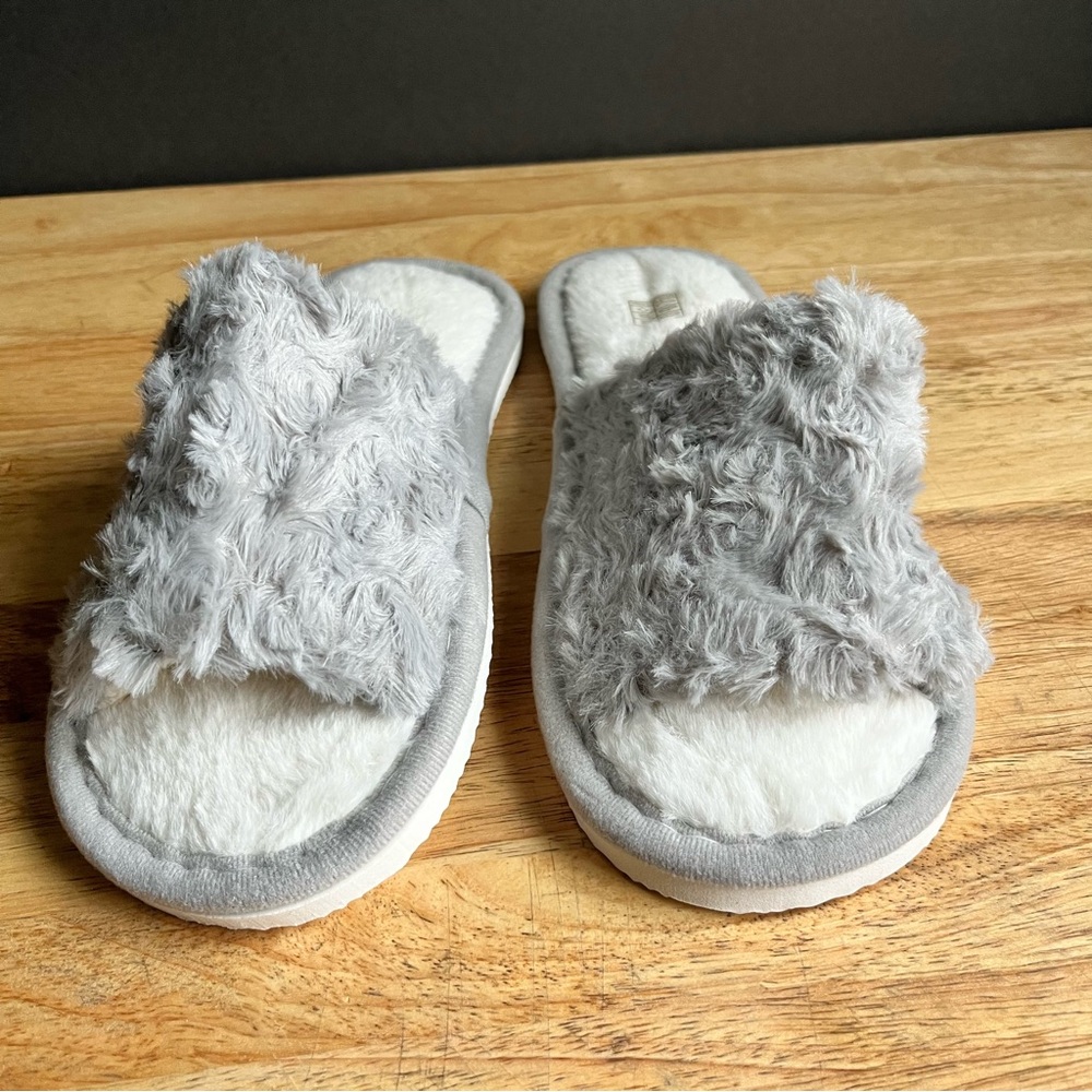 Women’s Size 10.5 Gray Plush Fuzzy Slippers Soft Indoor Slide Sandals Cozy